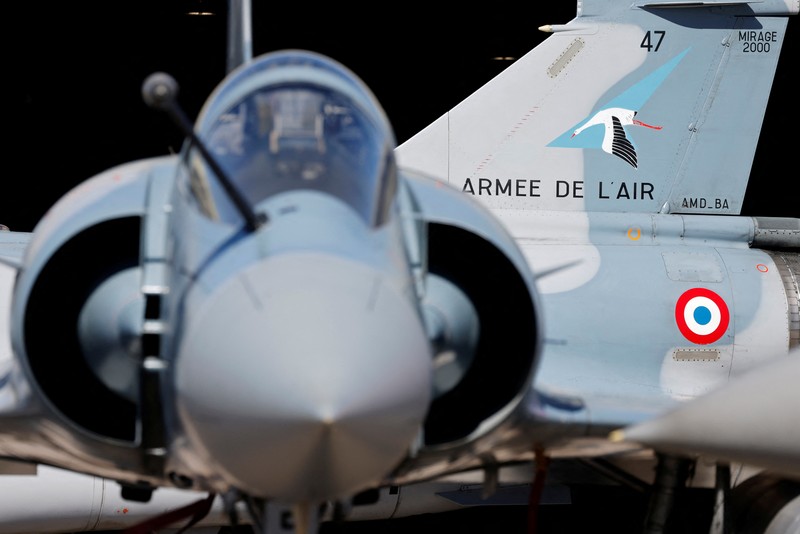 Presiden Prancis Emmanuel Macron menyampaikan pidato di depan pesawat tempur Dassault Rafale dan Dassault Mirage 2000 saat berkunjung ke Pangkalan Udara dan Antariksa Prancis (Armee de l'air et de l'espace) Luxeuil-Saint-Sauveur, Prancis 18 Maret 2025. Presiden Prancis Emmanuel Macron menyampaikan pidato di depan pesawat tempur Dassault Rafale dan Dassault Mirage 2000 saat berkunjung ke Pangkalan Udara dan Antariksa Prancis (Armee de l'air et de l'espace) Luxeuil-Saint-Sauveur, Prancis 18 Maret 2025. (Ludovic Marin/Pool via REUTERS)