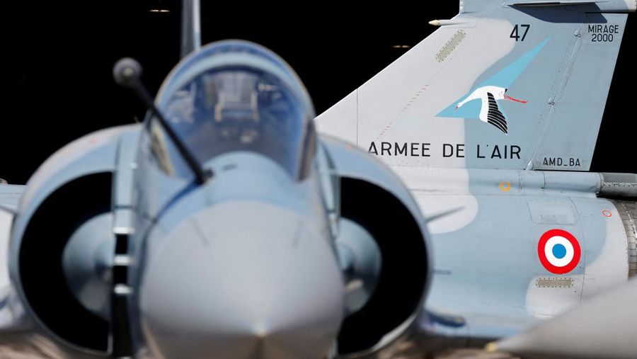 Presiden Prancis Emmanuel Macron menyampaikan pidato di depan pesawat tempur Dassault Rafale dan Dassault Mirage 2000 saat berkunjung ke Pangkalan Udara dan Antariksa Prancis (Armee de l'air et de l'espace) Luxeuil-Saint-Sauveur, Prancis 18 Maret 2025. (Ludovic Marin/Pool via REUTERS)