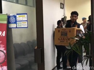 Polisi Bawa 3 Kardus Isi Dokumen Usai Geledah Kantor BP Batam