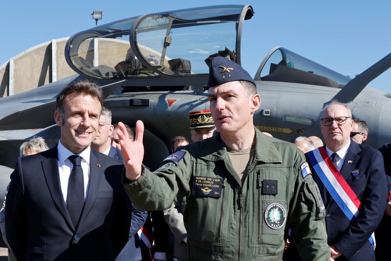 Presiden Prancis Emmanuel Macron menyampaikan pidato di depan pesawat tempur Dassault Rafale dan Dassault Mirage 2000 saat berkunjung ke Pangkalan Udara dan Antariksa Prancis (Armee de l'air et de l'espace) Luxeuil-Saint-Sauveur, Prancis 18 Maret 2025. Presiden Prancis Emmanuel Macron menyampaikan pidato di depan pesawat tempur Dassault Rafale dan Dassault Mirage 2000 saat berkunjung ke Pangkalan Udara dan Antariksa Prancis (Armee de l'air et de l'espace) Luxeuil-Saint-Sauveur, Prancis 18 Maret 2025. (Ludovic Marin/Pool via REUTERS)