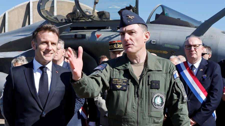 Presiden Prancis Emmanuel Macron menyampaikan pidato di depan pesawat tempur Dassault Rafale dan Dassault Mirage 2000 saat berkunjung ke Pangkalan Udara dan Antariksa Prancis (Armee de l'air et de l'espace) Luxeuil-Saint-Sauveur, Prancis 18 Maret 2025. (Ludovic Marin/Pool via REUTERS)