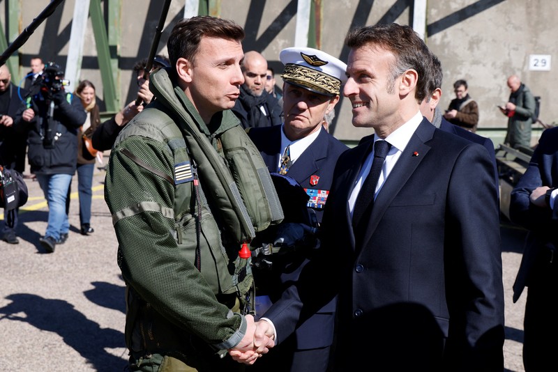 Presiden Prancis Emmanuel Macron menyampaikan pidato di depan pesawat tempur Dassault Rafale dan Dassault Mirage 2000 saat berkunjung ke Pangkalan Udara dan Antariksa Prancis (Armee de l'air et de l'espace) Luxeuil-Saint-Sauveur, Prancis 18 Maret 2025. Presiden Prancis Emmanuel Macron menyampaikan pidato di depan pesawat tempur Dassault Rafale dan Dassault Mirage 2000 saat berkunjung ke Pangkalan Udara dan Antariksa Prancis (Armee de l'air et de l'espace) Luxeuil-Saint-Sauveur, Prancis 18 Maret 2025. (Ludovic Marin/Pool via REUTERS)