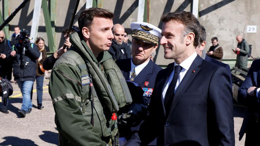 Presiden Prancis Emmanuel Macron menyampaikan pidato di depan pesawat tempur Dassault Rafale dan Dassault Mirage 2000 saat berkunjung ke Pangkalan Udara dan Antariksa Prancis (Armee de l'air et de l'espace) Luxeuil-Saint-Sauveur, Prancis 18 Maret 2025. (Ludovic Marin/Pool via REUTERS)