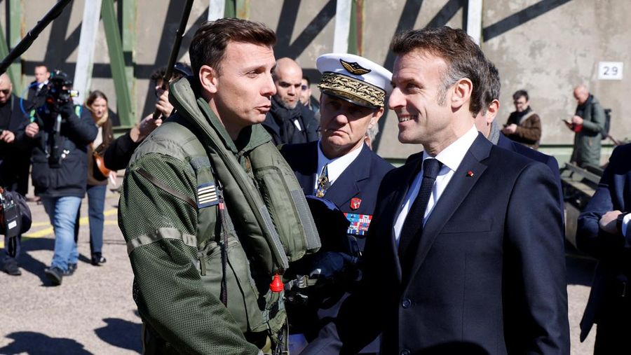 Presiden Prancis Emmanuel Macron menyampaikan pidato di depan pesawat tempur Dassault Rafale dan Dassault Mirage 2000 saat berkunjung ke Pangkalan Udara dan Antariksa Prancis (Armee de l'air et de l'espace) Luxeuil-Saint-Sauveur, Prancis 18 Maret 2025. Presiden Prancis Emmanuel Macron menyampaikan pidato di depan pesawat tempur Dassault Rafale dan Dassault Mirage 2000 saat berkunjung ke Pangkalan Udara dan Antariksa Prancis (Armee de l'air et de l'espace) Luxeuil-Saint-Sauveur, Prancis 18 Maret 2025. (Ludovic Marin/Pool via REUTERS)