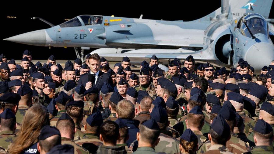 Presiden Prancis Emmanuel Macron menyampaikan pidato di depan pesawat tempur Dassault Rafale dan Dassault Mirage 2000 saat berkunjung ke Pangkalan Udara dan Antariksa Prancis (Armee de l'air et de l'espace) Luxeuil-Saint-Sauveur, Prancis 18 Maret 2025. Presiden Prancis Emmanuel Macron menyampaikan pidato di depan pesawat tempur Dassault Rafale dan Dassault Mirage 2000 saat berkunjung ke Pangkalan Udara dan Antariksa Prancis (Armee de l'air et de l'espace) Luxeuil-Saint-Sauveur, Prancis 18 Maret 2025. (Ludovic Marin/Pool via REUTERS)