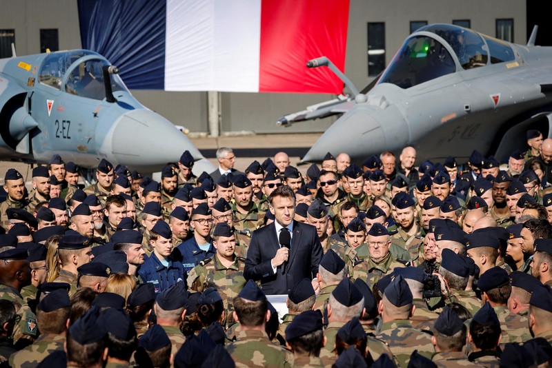 Presiden Prancis Emmanuel Macron menyampaikan pidato di depan pesawat tempur Dassault Rafale dan Dassault Mirage 2000 saat berkunjung ke Pangkalan Udara dan Antariksa Prancis (Armee de l'air et de l'espace) Luxeuil-Saint-Sauveur, Prancis 18 Maret 2025. Presiden Prancis Emmanuel Macron menyampaikan pidato di depan pesawat tempur Dassault Rafale dan Dassault Mirage 2000 saat berkunjung ke Pangkalan Udara dan Antariksa Prancis (Armee de l'air et de l'espace) Luxeuil-Saint-Sauveur, Prancis 18 Maret 2025. (Ludovic Marin/Pool via REUTERS)