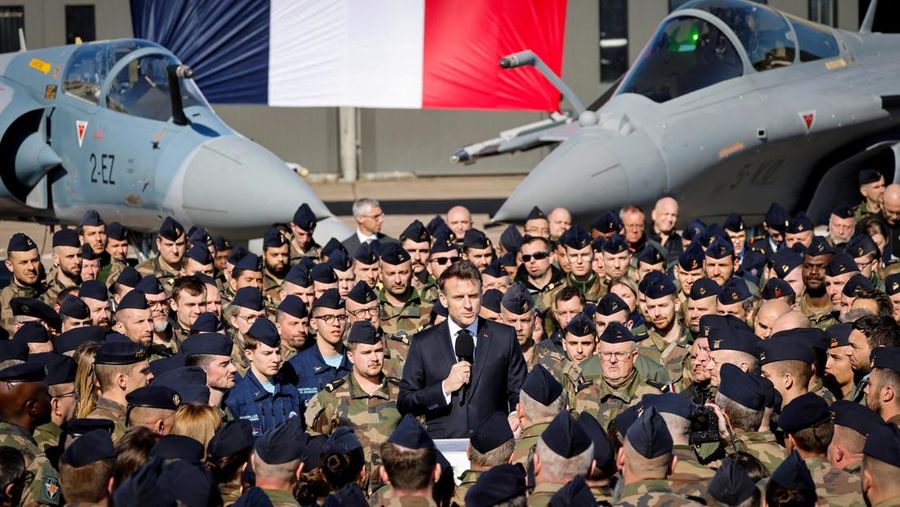 Presiden Prancis Emmanuel Macron menyampaikan pidato di depan pesawat tempur Dassault Rafale dan Dassault Mirage 2000 saat berkunjung ke Pangkalan Udara dan Antariksa Prancis (Armee de l'air et de l'espace) Luxeuil-Saint-Sauveur, Prancis 18 Maret 2025. (Ludovic Marin/Pool via REUTERS)