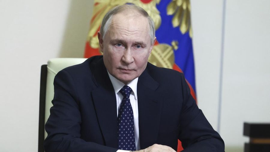 Presiden Rusia Vladimir Putin memimpin rapat Dewan Keamanan di kediaman Novo-Ogaryovo di luar Moskow, Rusia, Jumat, 14 Maret 2025. (Mikhail Metzel, Sputnik, Kremlin Pool Photo via AP)