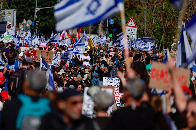 Ratusan warga Israel melakukan unjuk rasa menentang pemerintah Israel dan Perdana Menteri Israel Benjamin Netanyahu, dan menuntut pembebasan semua sandera dari Gaza, di Yerusalem, Rabu (19/3/2025). REUTERS/Ronen Zvulun) Ratusan warga Israel melakukan unjuk rasa menentang pemerintah Israel dan Perdana Menteri Israel Benjamin Netanyahu, dan menuntut pembebasan semua sandera dari Gaza, di Yerusalem, Rabu (19/3/2025). REUTERS/Ronen Zvulun)