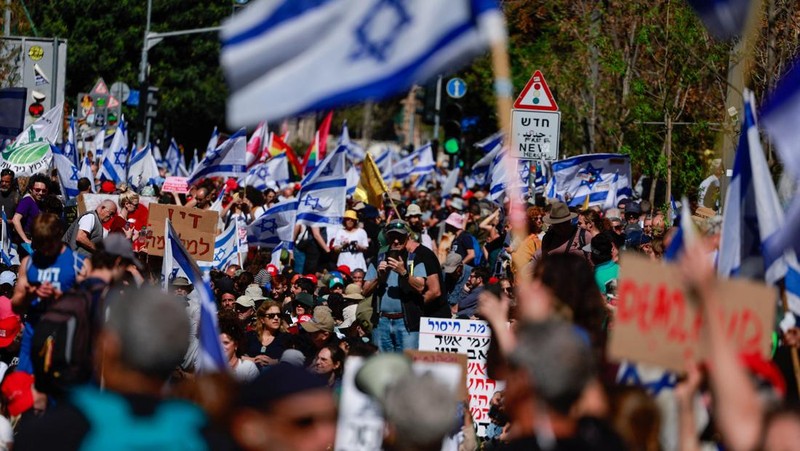 Ratusan warga Israel melakukan unjuk rasa menentang pemerintah Israel dan Perdana Menteri Israel Benjamin Netanyahu, dan menuntut pembebasan semua sandera dari Gaza, di Yerusalem, Rabu (19/3/2025). REUTERS/Ronen Zvulun)