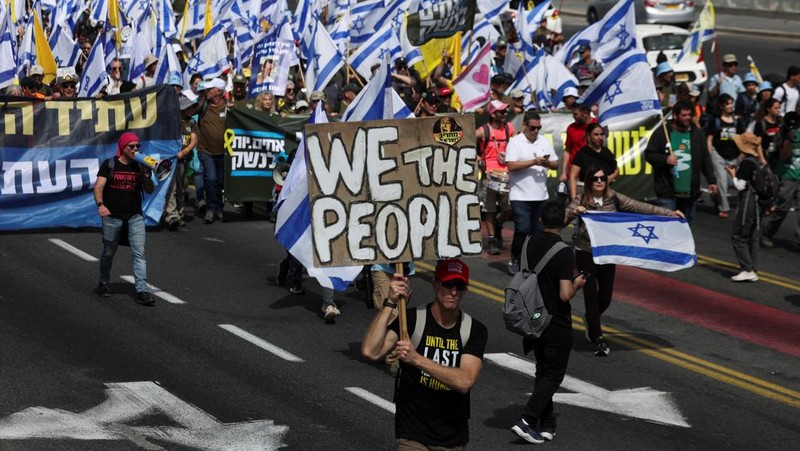 Ratusan warga Israel melakukan unjuk rasa menentang pemerintah Israel dan Perdana Menteri Israel Benjamin Netanyahu, dan menuntut pembebasan semua sandera dari Gaza, di Yerusalem, Rabu (19/3/2025). REUTERS/Ronen Zvulun)