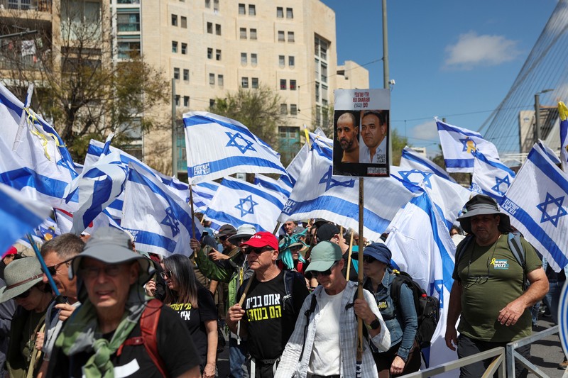 Ratusan warga Israel melakukan unjuk rasa menentang pemerintah Israel dan Perdana Menteri Israel Benjamin Netanyahu, dan menuntut pembebasan semua sandera dari Gaza, di Yerusalem, Rabu (19/3/2025). REUTERS/Ronen Zvulun) Ratusan warga Israel melakukan unjuk rasa menentang pemerintah Israel dan Perdana Menteri Israel Benjamin Netanyahu, dan menuntut pembebasan semua sandera dari Gaza, di Yerusalem, Rabu (19/3/2025). REUTERS/Ronen Zvulun)