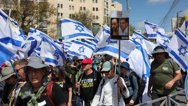 Ratusan warga Israel melakukan unjuk rasa menentang pemerintah Israel dan Perdana Menteri Israel Benjamin Netanyahu, dan menuntut pembebasan semua sandera dari Gaza, di Yerusalem, Rabu (19/3/2025). REUTERS/Ronen Zvulun)