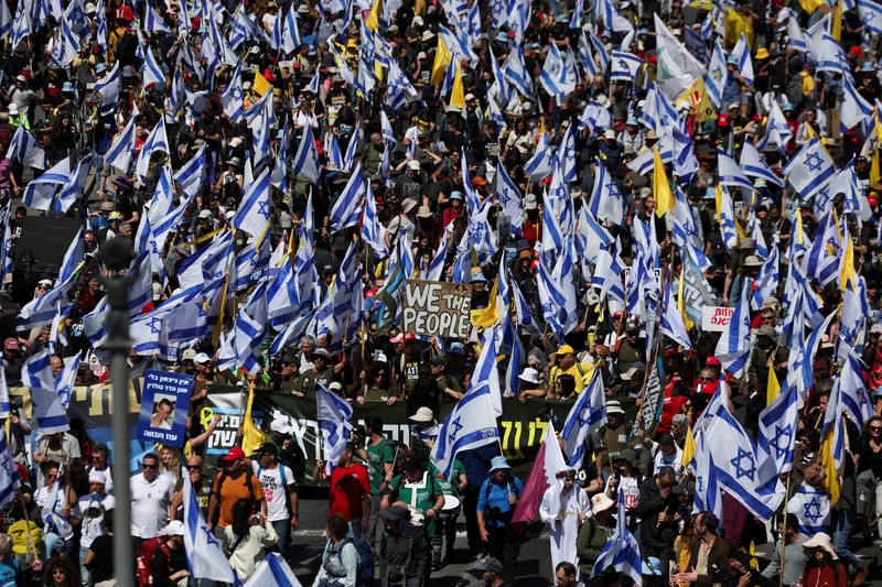 Ratusan warga Israel melakukan unjuk rasa menentang pemerintah Israel dan Perdana Menteri Israel Benjamin Netanyahu, dan menuntut pembebasan semua sandera dari Gaza, di Yerusalem, Rabu (19/3/2025). REUTERS/Ronen Zvulun) Ratusan warga Israel melakukan unjuk rasa menentang pemerintah Israel dan Perdana Menteri Israel Benjamin Netanyahu, dan menuntut pembebasan semua sandera dari Gaza, di Yerusalem, Rabu (19/3/2025). REUTERS/Ronen Zvulun)
