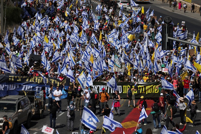 Ratusan warga Israel melakukan unjuk rasa menentang pemerintah Israel dan Perdana Menteri Israel Benjamin Netanyahu, dan menuntut pembebasan semua sandera dari Gaza, di Yerusalem, Rabu (19/3/2025). REUTERS/Ronen Zvulun) Ratusan warga Israel melakukan unjuk rasa menentang pemerintah Israel dan Perdana Menteri Israel Benjamin Netanyahu, dan menuntut pembebasan semua sandera dari Gaza, di Yerusalem, Rabu (19/3/2025). REUTERS/Ronen Zvulun)