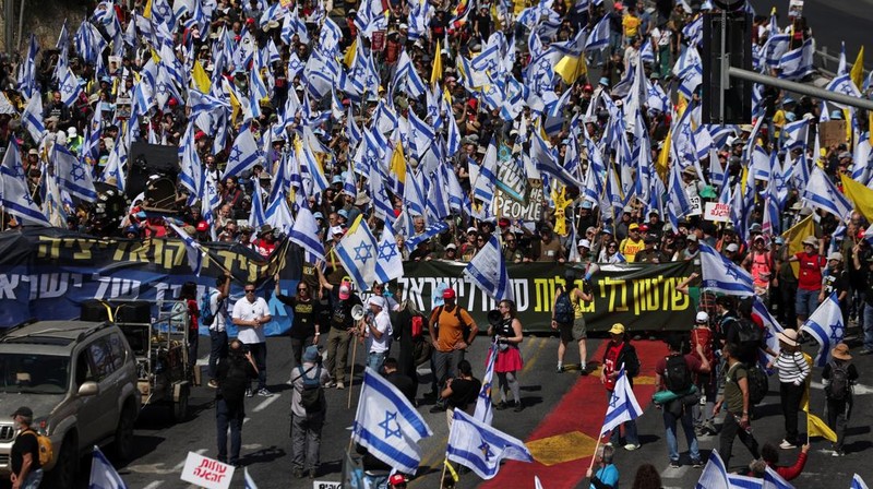Ratusan warga Israel melakukan unjuk rasa menentang pemerintah Israel dan Perdana Menteri Israel Benjamin Netanyahu, dan menuntut pembebasan semua sandera dari Gaza, di Yerusalem, Rabu (19/3/2025). REUTERS/Ronen Zvulun)