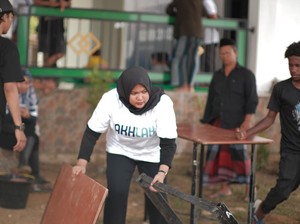 53 Relawan Pertamina Group Gotong Royong Bersihkan Masjid di Sorong