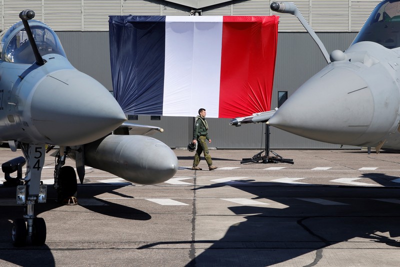 Presiden Prancis Emmanuel Macron menyampaikan pidato di depan pesawat tempur Dassault Rafale dan Dassault Mirage 2000 saat berkunjung ke Pangkalan Udara dan Antariksa Prancis (Armee de l'air et de l'espace) Luxeuil-Saint-Sauveur, Prancis 18 Maret 2025. Presiden Prancis Emmanuel Macron menyampaikan pidato di depan pesawat tempur Dassault Rafale dan Dassault Mirage 2000 saat berkunjung ke Pangkalan Udara dan Antariksa Prancis (Armee de l'air et de l'espace) Luxeuil-Saint-Sauveur, Prancis 18 Maret 2025. (Ludovic Marin/Pool via REUTERS)