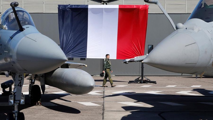 Presiden Prancis Emmanuel Macron menyampaikan pidato di depan pesawat tempur Dassault Rafale dan Dassault Mirage 2000 saat berkunjung ke Pangkalan Udara dan Antariksa Prancis (Armee de l'air et de l'espace) Luxeuil-Saint-Sauveur, Prancis 18 Maret 2025. (Ludovic Marin/Pool via REUTERS)