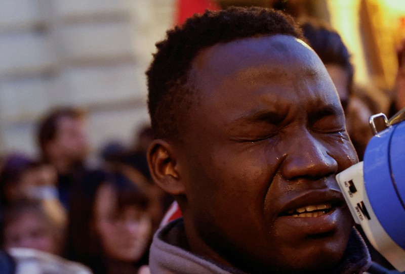 Orang-orang berkumpul menentang pengusiran polisi terhadap para migran dari teater Gaite Lyrique setelah lebih dari tiga bulan pendudukan mereka, di Paris, Prancis, 18 Maret 2025. (REUTERS/Abdul Saboor)
