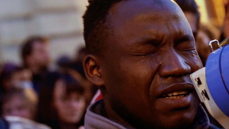 Orang-orang berkumpul menentang pengusiran polisi terhadap para migran dari teater Gaite Lyrique setelah lebih dari tiga bulan pendudukan mereka, di Paris, Prancis, 18 Maret 2025. (REUTERS/Abdul Saboor)