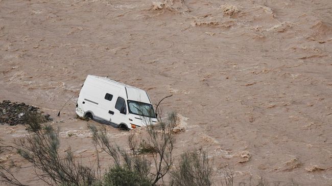 Potret Banjir Bandang Gulung Spanyol, Mobiil Hanyut-Warga Hilang