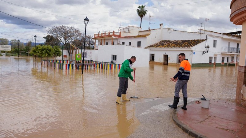 Suasana setelah hujan lebat di Campanillas, Malaga, Spanyol, Selasa (18/3/2025). (REUTERS/Jon Nazca)