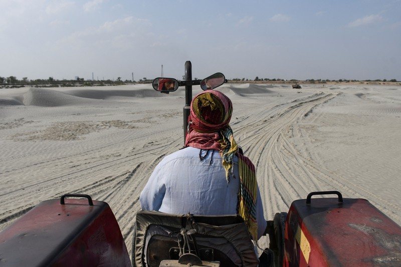 Sungai Indus yang berada di wilayah Jamshoro, Pakistan terus mengalami kekeringan. Debit air pada sungai tersebut juga terus menyusut dari tahun ke tahun. (REUTERS/Yasir Rajput)