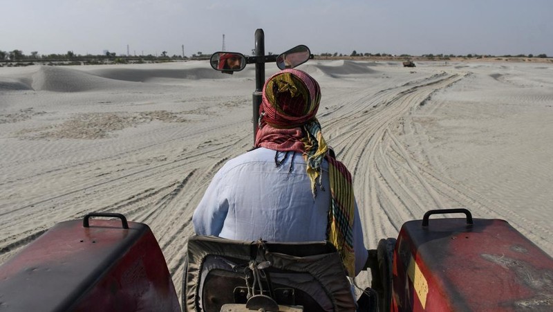 Sungai Indus siapa berada di wilayah Jamshoro, Pakistan terus mengalami kekeringan. Debit bersih di sungai tersebut juga terus menyusut asal-usul tahun ke tempat tahun. (REUTERS/Yasir Rajput)