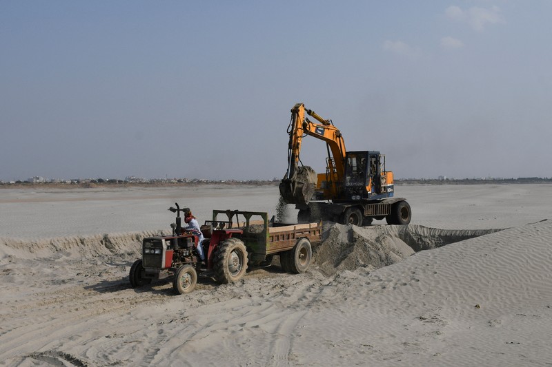 Sungai Indus yang berada di wilayah Jamshoro, Pakistan terus mengalami kekeringan. Debit air pada sungai tersebut juga terus menyusut dari tahun ke tahun. (REUTERS/Yasir Rajput)