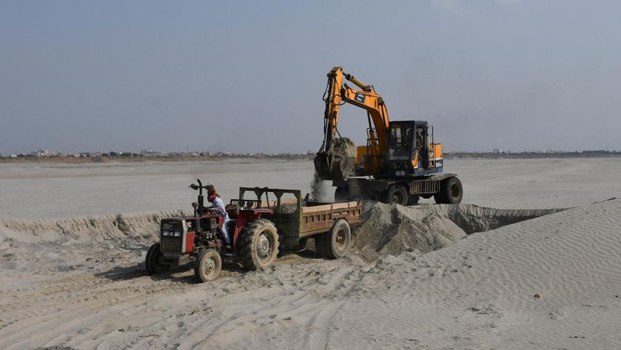 Sungai Indus yang berada di wilayah Jamshoro, Pakistan terus mengalami kekeringan. Debit air pada sungai tersebut juga terus menyusut dari tahun ke tahun. (REUTERS/Yasir Rajput)