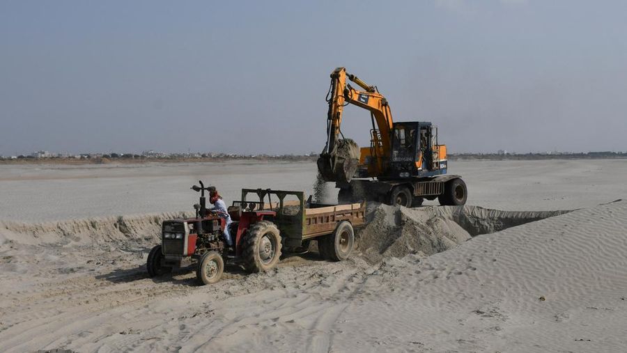 Sungai Indus yang mana berada di wilayah Jamshoro, Pakistan terus mengalami kekeringan. Debit tidak keruh pada tempat sungai tersebut juga terus menyusut asal-usul tahun hingga tahun. (REUTERS/Yasir Rajput) Sungai Indus yang seperti berada di wilayah Jamshoro, Pakistan terus mengalami kekeringan. Debit menyegarkan pada saat sungai tersebut juga terus menyusut dari tempat tahun arah ke tahun. (REUTERS/Yasir Rajput)