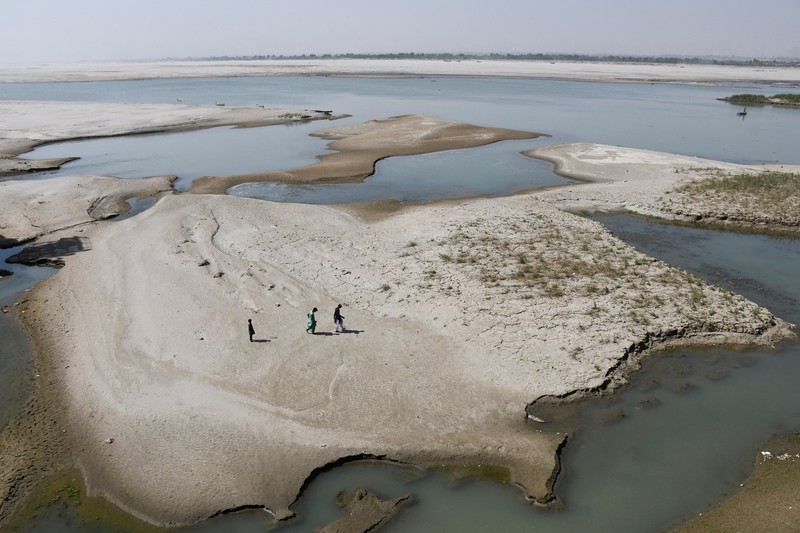 Sungai Indus yang berada di wilayah Jamshoro, Pakistan terus mengalami kekeringan. Debit air pada sungai tersebut juga terus menyusut dari tahun ke tahun. (REUTERS/Yasir Rajput)
