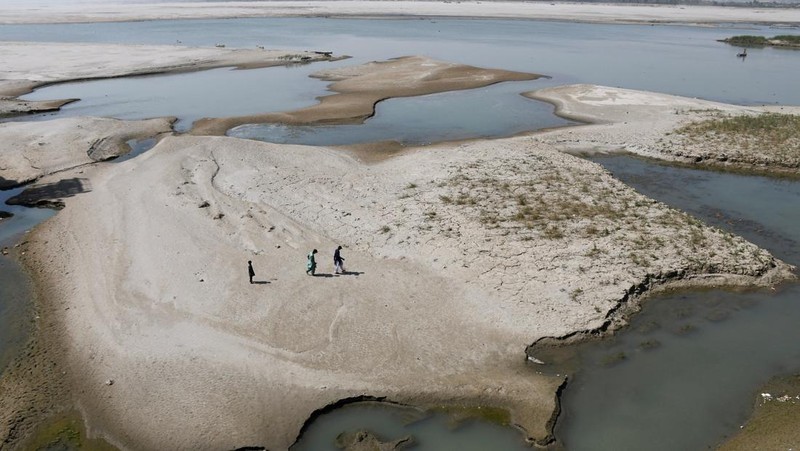 Sungai Indus yang mana berada di wilayah Jamshoro, Pakistan terus mengalami kekeringan. Debit tidak keruh pada saat sungai tersebut juga terus menyusut asal-usul tahun hingga tahun. (REUTERS/Yasir Rajput)