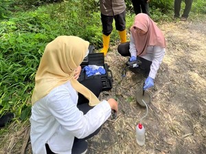 Penjelasan DLH Bojonegoro Soal Semburan Air dari Bawah Pohon Klampis