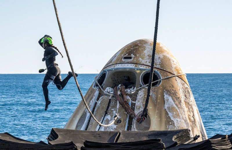 Astronot NASA Suni Williams dibantu keluar dari pesawat ruang angkasa SpaceX Dragon di atas kapal pemulihan SpaceX MEGAN setelah dia, astronot NASA Nick Hague, dan Butch Wilmore, serta kosmonot Roscosmos Aleksandr Gorbunov mendarat di perairan lepas pantai Tallahassee, Florida, Selasa, 18 Maret 2025. (NASA/Keegan Barber/ Handout via REUTERS)