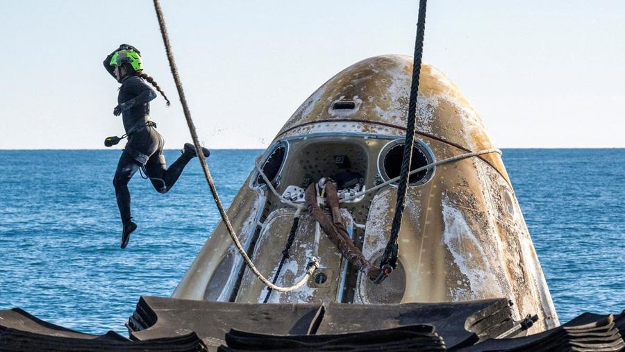 Astronot NASA Suni Williams dibantu keluar dari pesawat ruang angkasa SpaceX Dragon di atas kapal pemulihan SpaceX MEGAN setelah dia, astronot NASA Nick Hague, dan Butch Wilmore, serta kosmonot Roscosmos Aleksandr Gorbunov mendarat di perairan lepas pantai Tallahassee, Florida, Selasa, 18 Maret 2025. (NASA/Keegan Barber/ Handout via REUTERS)