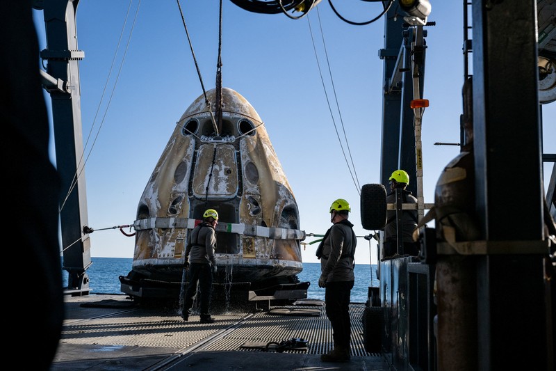 Astronot NASA Suni Williams dibantu keluar dari pesawat ruang angkasa SpaceX Dragon di atas kapal pemulihan SpaceX MEGAN setelah dia, astronot NASA Nick Hague, dan Butch Wilmore, serta kosmonot Roscosmos Aleksandr Gorbunov mendarat di perairan lepas pantai Tallahassee, Florida, Selasa, 18 Maret 2025. (NASA/Keegan Barber/ Handout via REUTERS)