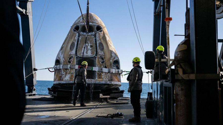 Astronot NASA Suni Williams dibantu keluar dari pesawat ruang angkasa SpaceX Dragon di atas kapal pemulihan SpaceX MEGAN setelah dia, astronot NASA Nick Hague, dan Butch Wilmore, serta kosmonot Roscosmos Aleksandr Gorbunov mendarat di perairan lepas pantai Tallahassee, Florida, Selasa, 18 Maret 2025. (NASA/Keegan Barber/ Handout via REUTERS)