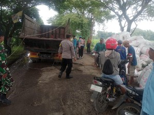Truk Muatan Tai Ayam Terguling di Jalan Alternatif Winong Pati