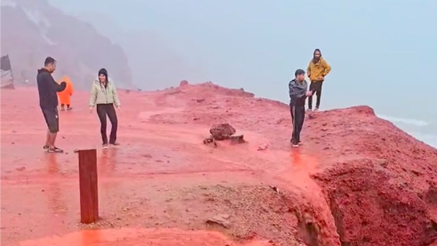 Turis menyaksikan laut berubah menjadi merah di Pulau Hormuz, Iran. (Tangkapan Layar Instagram/hormoz_omid)