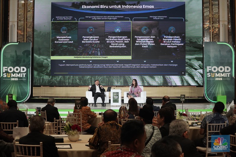 Menteri Koordinator Bidang Pangan RI, Zulkifli Hasan menyampaikan paparan dalam acara Food Summit 2025 di Jakarta, Rabu (19/3/2025). (CNBC Indonesia/Tri Susilo)