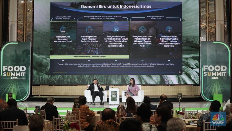 Menteri Koordinator Bidang Pangan RI, Zulkifli Hasan menyampaikan paparan dalam acara Food Summit 2025 di Jakarta, Rabu (19/3/2025). (CNBC Indonesia/Tri Susilo)