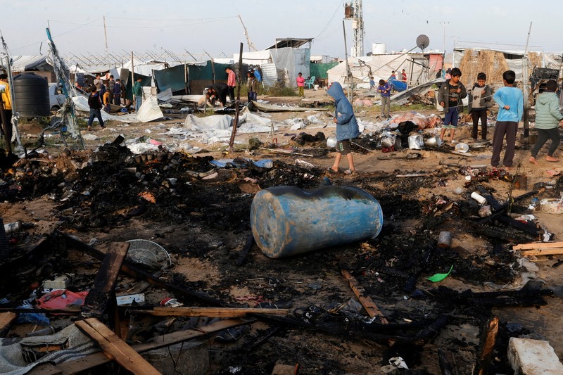 Warga Palestina memeriksa lokasi serangan Israel terhadap kamp tenda yang menampung orang-orang terlantar, di daerah Al-Mawasi, di Khan Younis di Jalur Gaza selatan, 18 Maret 2025. Warga Palestina memeriksa lokasi serangan Israel terhadap kamp tenda yang menampung orang-orang terlantar, di daerah Al-Mawasi, di Khan Younis di Jalur Gaza selatan, 18 Maret 2025. (REUTERS/Hatem Khaled)