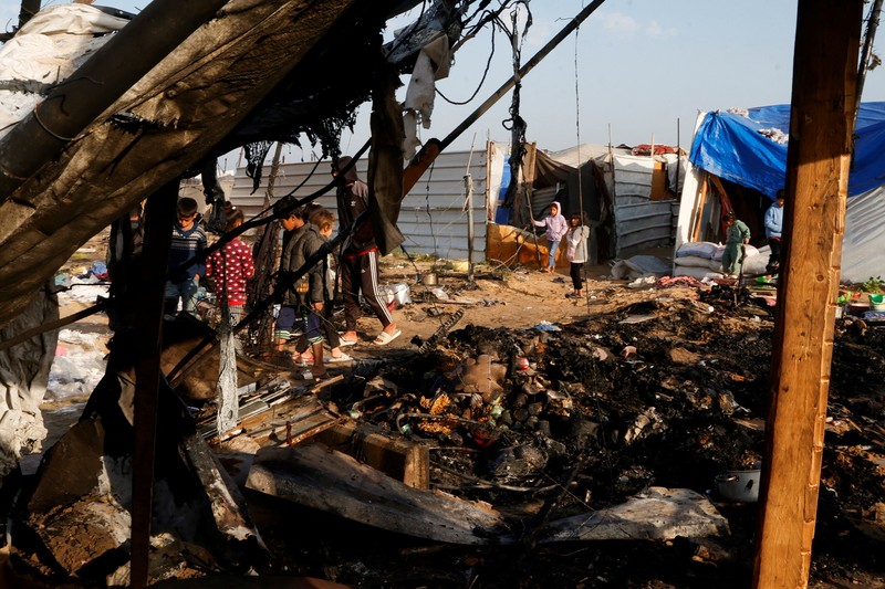 Warga Palestina memeriksa lokasi serangan Israel terhadap kamp tenda yang menampung orang-orang terlantar, di daerah Al-Mawasi, di Khan Younis di Jalur Gaza selatan, 18 Maret 2025. Warga Palestina memeriksa lokasi serangan Israel terhadap kamp tenda yang menampung orang-orang terlantar, di daerah Al-Mawasi, di Khan Younis di Jalur Gaza selatan, 18 Maret 2025. (REUTERS/Hatem Khaled)