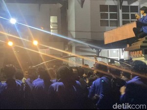 Demo Tolak Pengesahan UU TNI di Sukabumi, Massa Bertahan hingga Malam