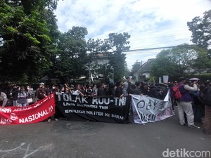 Suara Protes Pengesahan RUU TNI dari Bandung