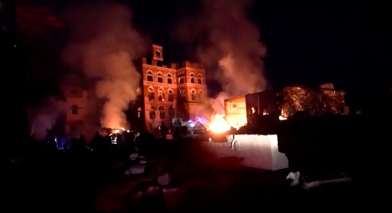 Api dan asap mengepul dari lokasi serangan udara militer AS di Sanaa, Yaman, Rabu (19/3/2025). (REUTERS) Api dan asap mengepul dari lokasi serangan udara militer AS di Sanaa, Yaman, Rabu (19/3/2025). (REUTERS)