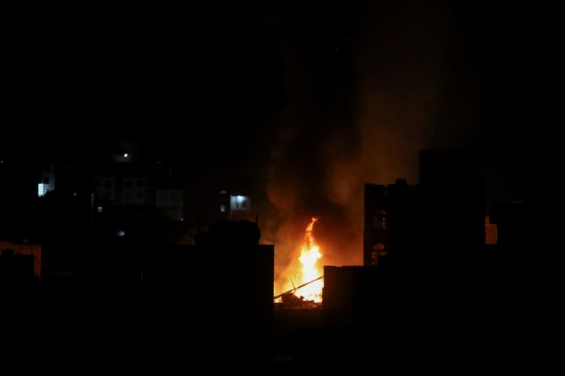 Api dan asap mengepul dari lokasi serangan udara militer AS di Sanaa, Yaman, Rabu (19/3/2025). (REUTERS) Api dan asap mengepul dari lokasi serangan udara militer AS di Sanaa, Yaman, Rabu (19/3/2025). (REUTERS)