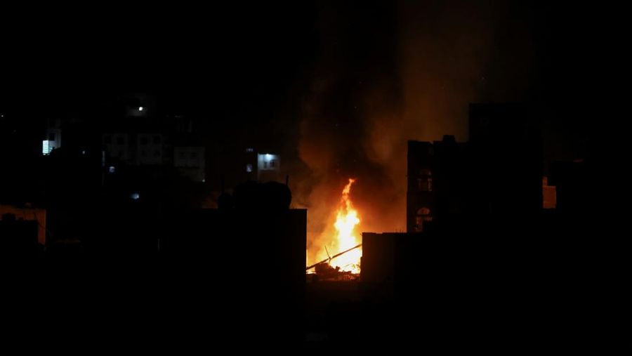 Api dan asap mengepul dari lokasi serangan udara militer AS di Sanaa, Yaman, Rabu (19/3/2025). (REUTERS)